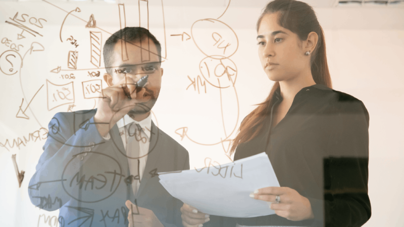 למידה מרחוק – הפתרון האידיאלי לעובדים עסוקים: יתרונות, פלטפורמות ומדריך להטמעה ארגונית